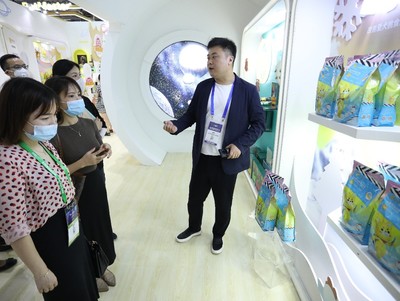“鲜肉”新国货来袭 疯狂小狗亮相亚宠展，创始人崔佳倡导健康宠物理念